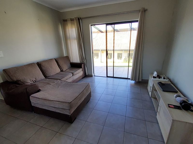 Charming Modern Family Home with Sea Breeze and security - Photo 3