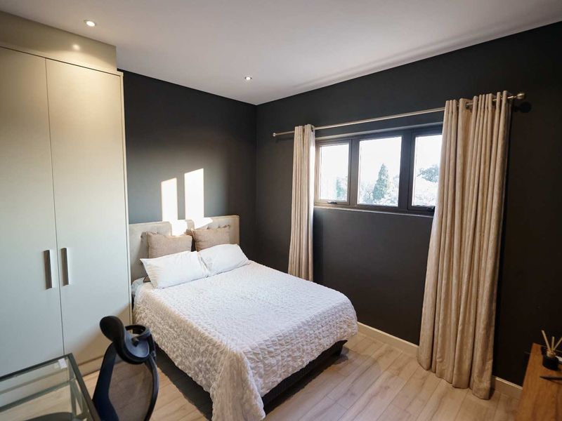 MODERN FULLY FURNISHED APARTMENT AWAITS YOU. - Photo 10