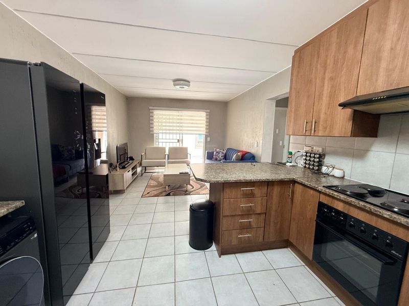 Modern 2-Bedroom Beauty in a Quiet, Tucked-Away Complex - Photo 2