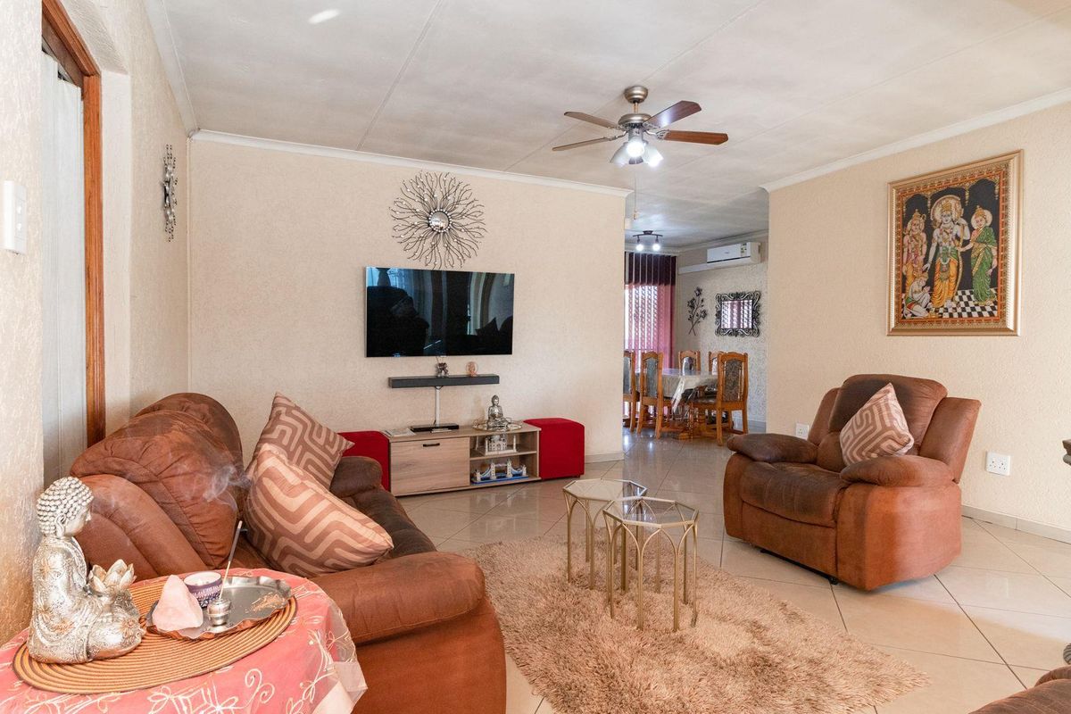 3 Bedroom Family home for sale in Mackenzie Park - Photo 4