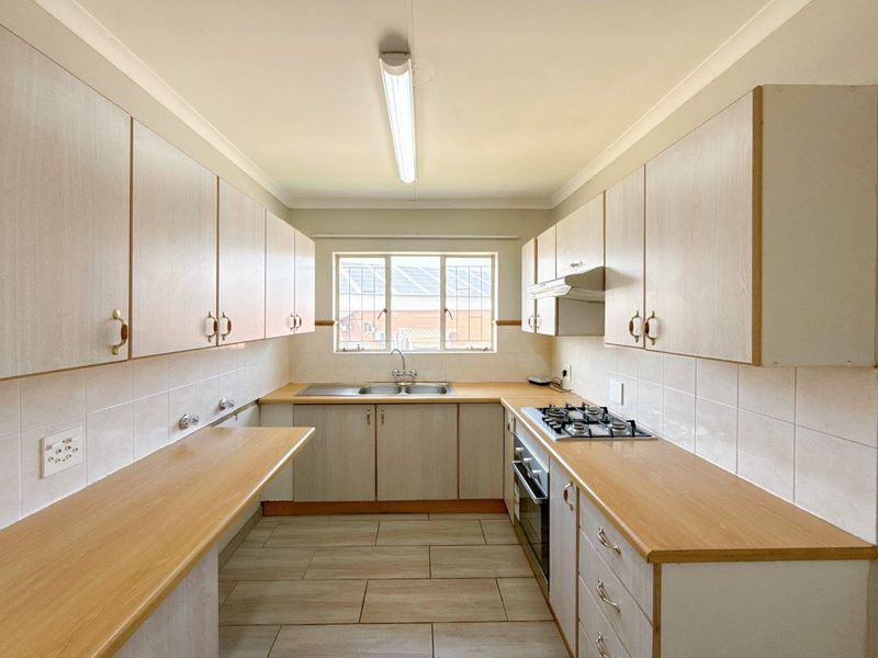 Where Every Sunset Feels Like a Getaway - 3 Bed 2 Bath Upstairs Apartment in Cute Complex - Photo 9