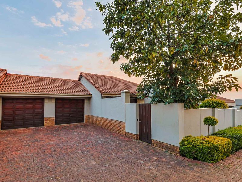 Charming 2 Bedroom Townhouse with Private Garden - Photo 1