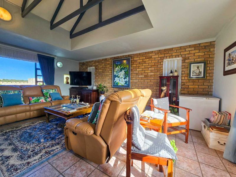 Spacious family home for sale is Stilbaai-Wes. - Photo 9