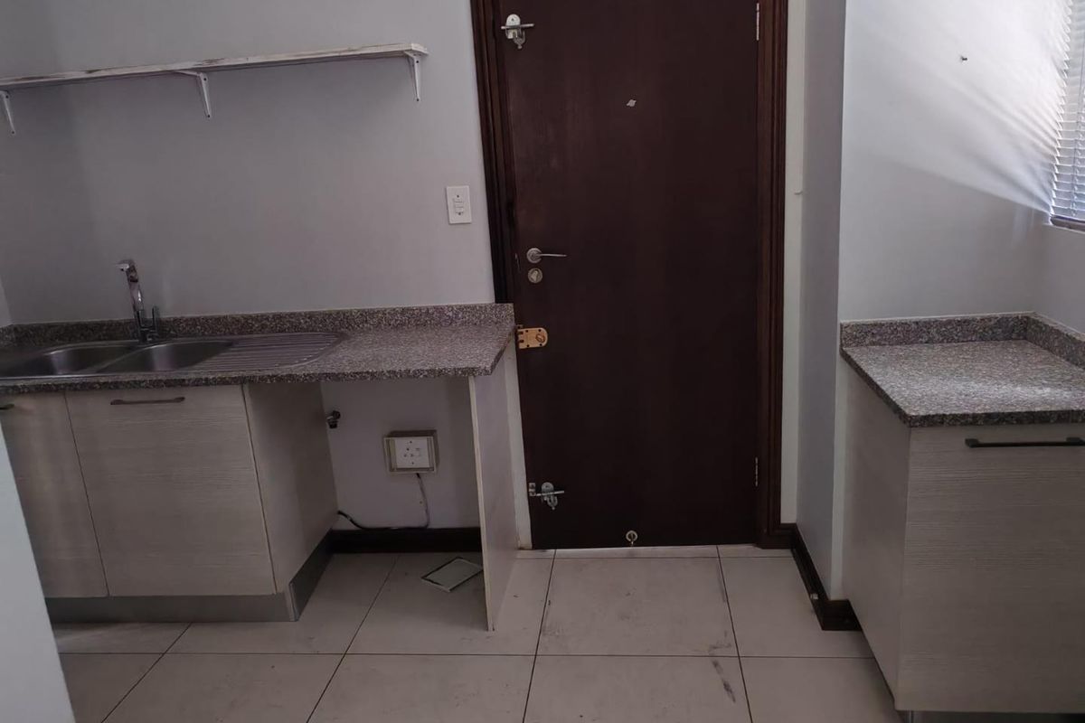 Stunning 5 Bedroom House - Photo 4