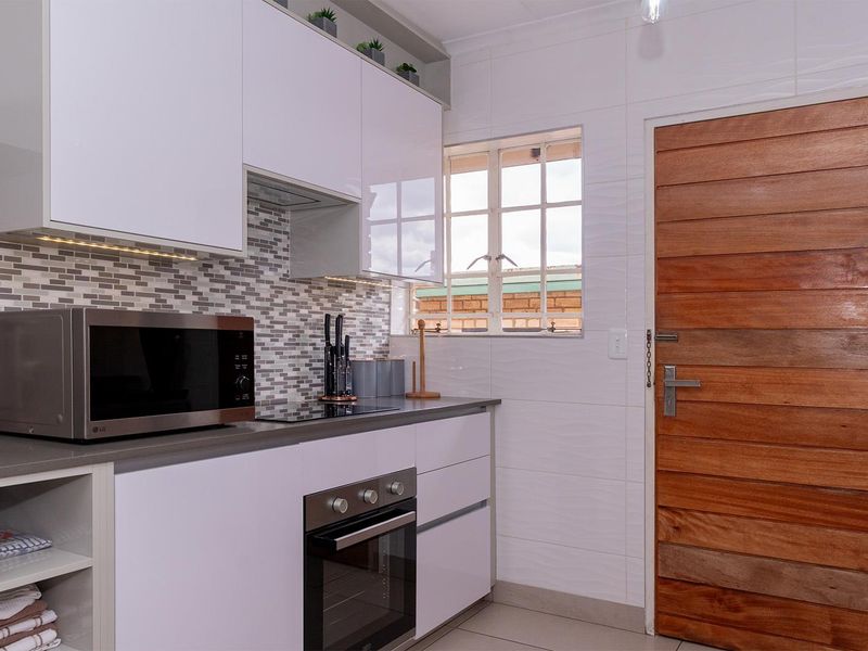 Spacious 3-Bedroom Facebrick Townhouse – Modern Living with Private Garden - Photo 9