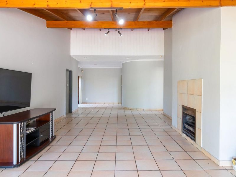 4 Bedroom Home in Fairland - Photo 7