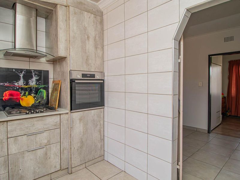 Charming Family Home with Fireplace & Spacious Garden! - Photo 9