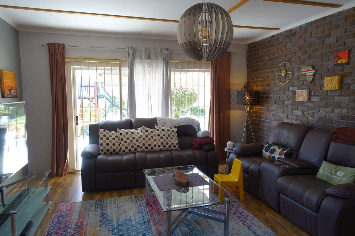 COSY FAMILY HOME ON LARGE ERF CLOSE TO SCHOOLS & SHOPPING CENTER - Photo 5