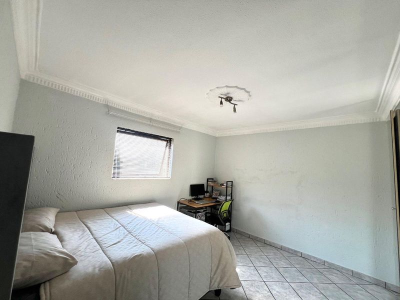 For Sale: Charming First-Floor Three-Bedroom Apartment - Photo 8