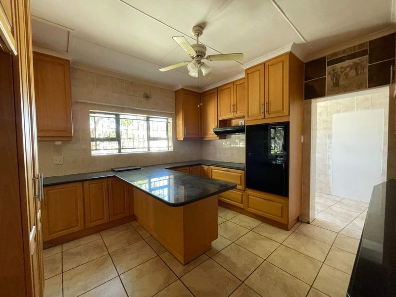 Restore the Charm – Spacious Hartenbos Central Home with Pool & Wooden Floors - Photo 9