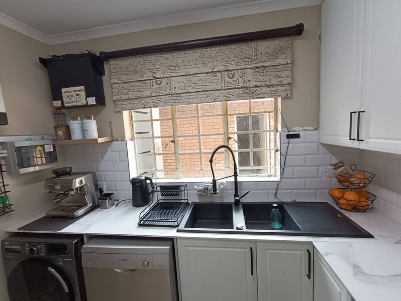 RASLOUW TOWNHOUSE  -  3 LIVING AREAS - 2 BED - 2 BATH  & 2 GARAGES - Photo 2