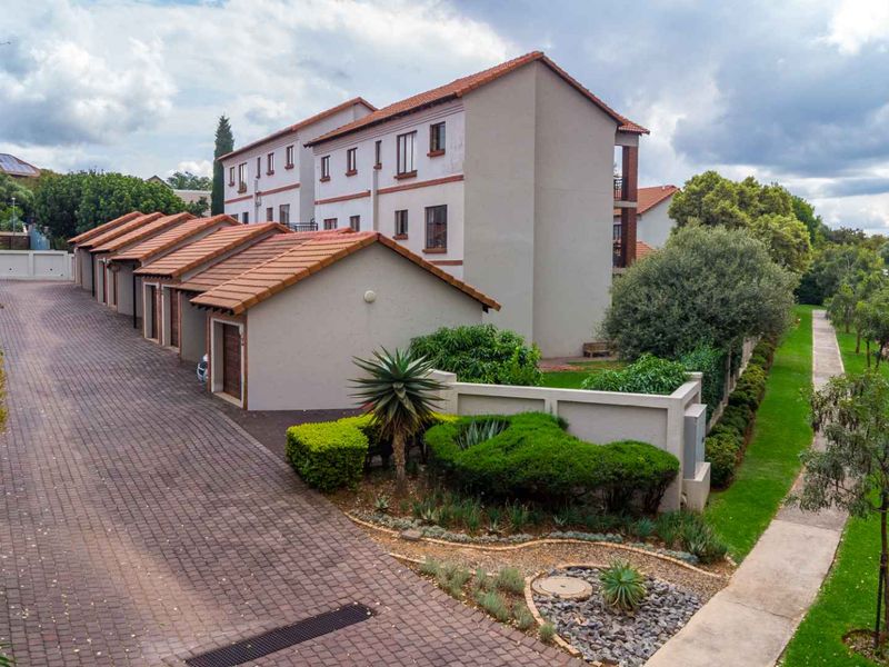 Mesmerizing 2 Bedroom Home with Exceptional Garden - Photo 6