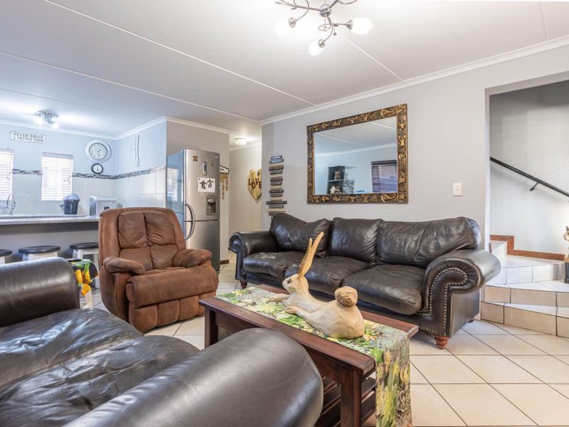 Charming Duplex Unit with Modern Amenities - Photo 8