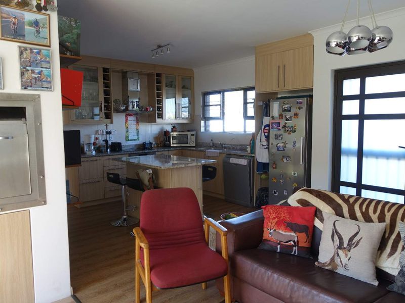 MODERN SINGLE STORY TOWNHOUSE IN GATED COMMUNITY - Photo 7