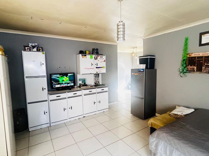 House For Sale in Tulisa Park, Johannesburg - Photo 3