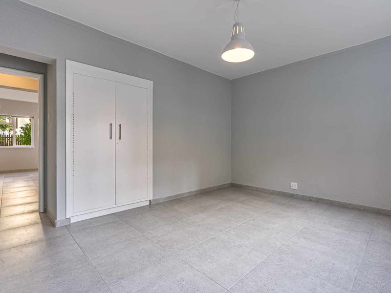 Exceptional Position Close to Sea Point’s Lively Cosmopolitan Scene - Photo 10