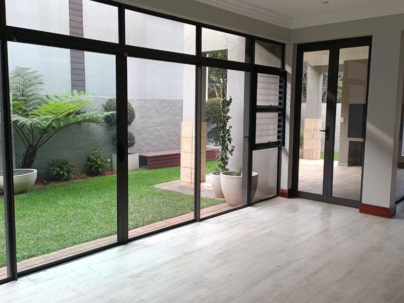 24 HOURS GUARDS SECURITY SERVICES, Stunning 4-Bedroom Home in Waterkloof - Photo 8