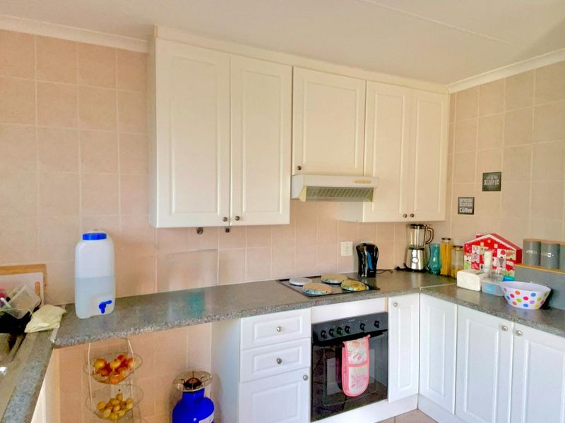 ***3 Bedroom Townhouse in a popular Complex with a Pool walking distance from The Grove Shopping Centre*** - Photo 10