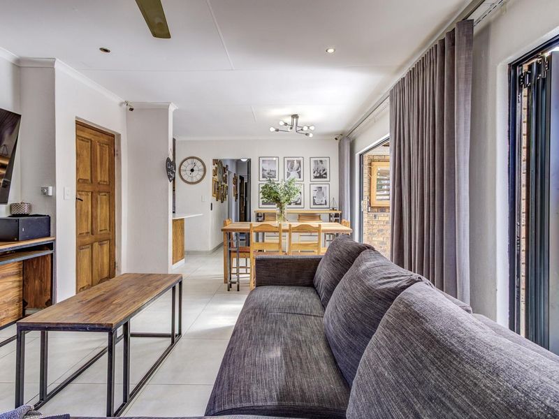 RENOVATED GEM IN ENCLOSED FAMILY FRIENDLY COMMUNITY - Super low levy! - Photo 10