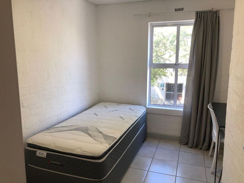 Beautifully renovated and furnished 2 Bed 1 Bath Apartment open plan living area with kitchenette - Photo 5