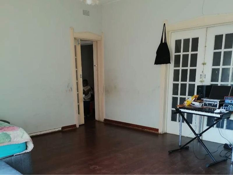 4 Bedroom home with 4 Garages and 1cottage - Photo 6