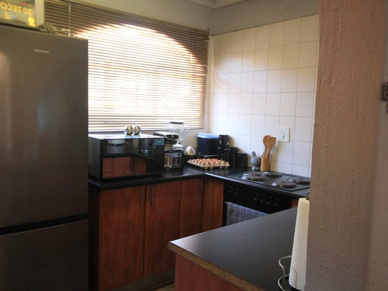 Charming 2 Bedroom Townhouse with a Garden - Photo 3