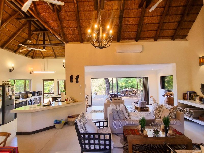 Stunning property in excellent condition with traverse right to Khaya Ndlovu - Photo 7