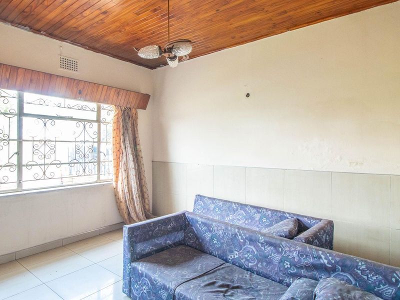 Unlock Potential: Spacious 3-Bed Home with Bonus Flatlet! - Photo 3