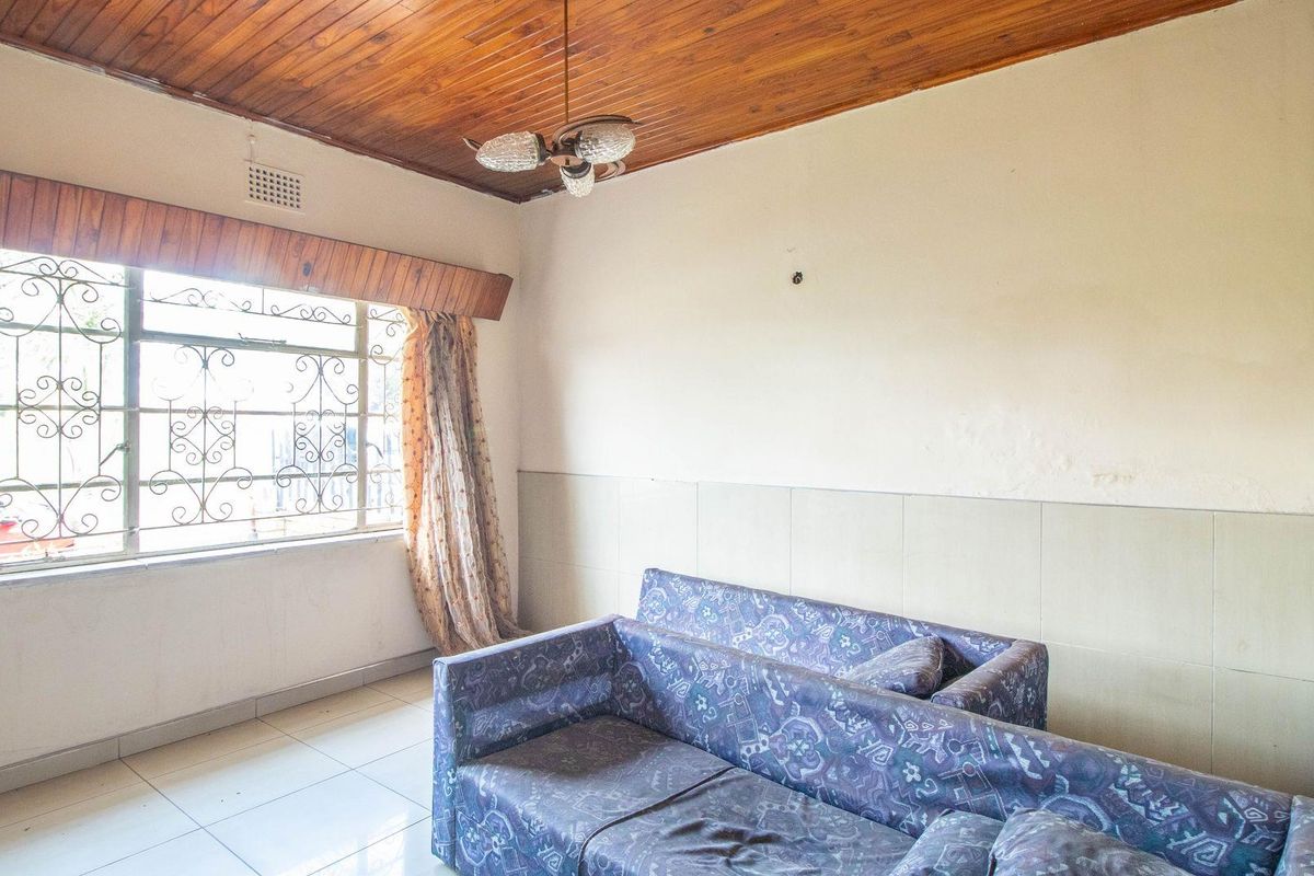 Unlock Potential: Spacious 3-Bed Home with Bonus Flatlet! - Photo 3