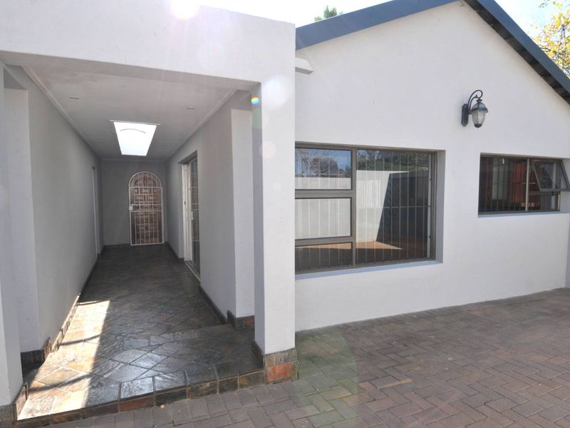 4 Bedroom House for Sale in Garsfontein - Photo 2