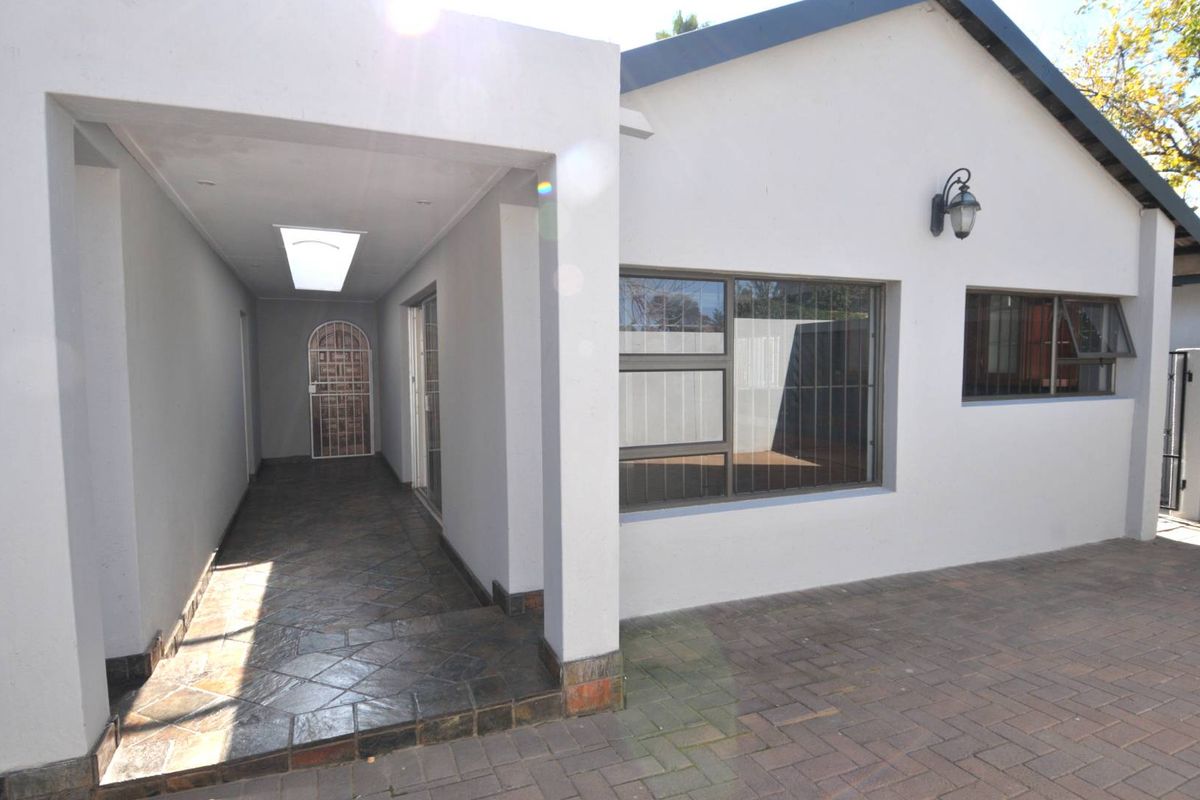 4 Bedroom House for Sale in Garsfontein - Photo 2