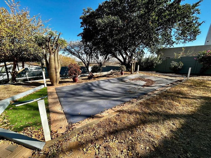 Situated on an erf of more than 2000m2 in an increasingly popular area, this home offers space and comfort. - Photo 8