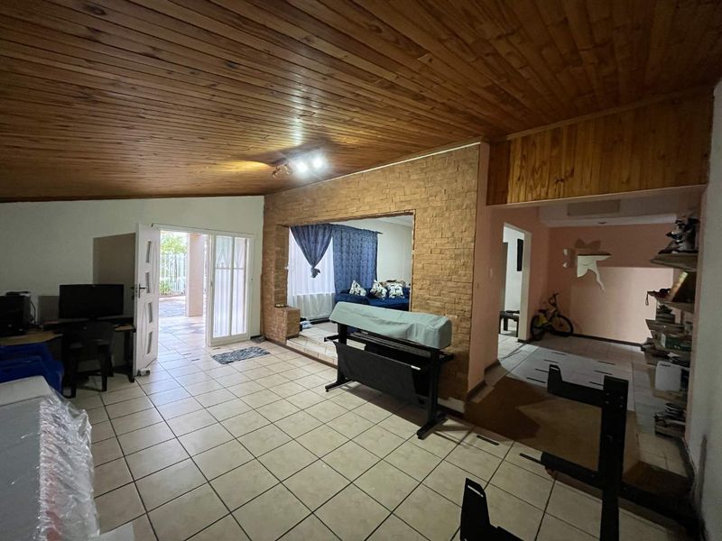 Spacious Family Home with Separate Flatlet – Ideal for Extended Living - Photo 7