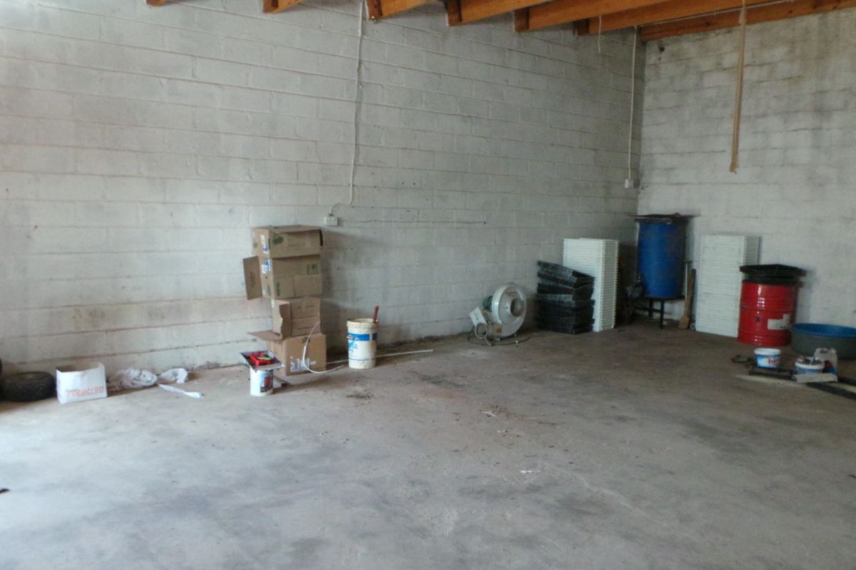 Light Industrial Warehouse - Photo 4