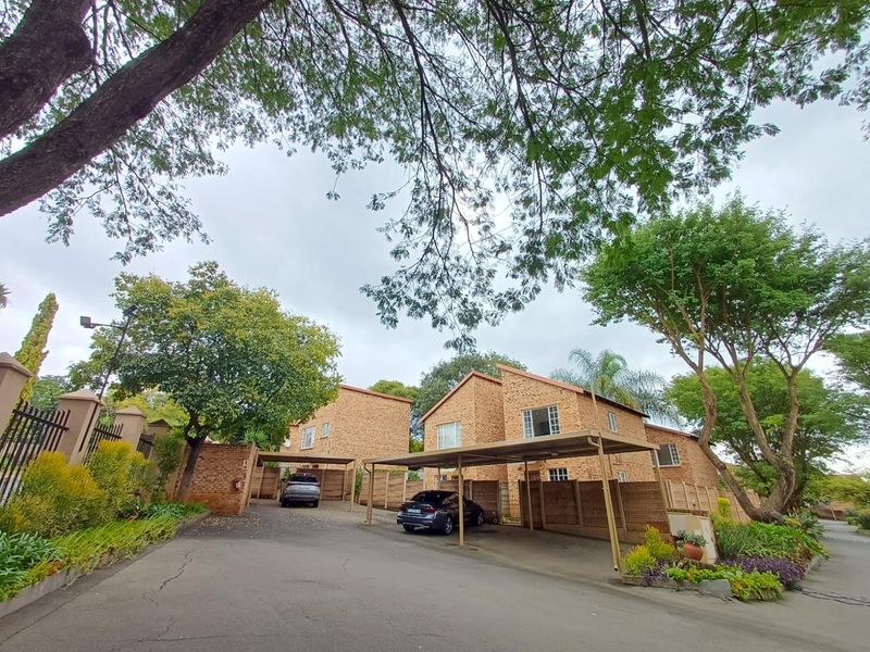 Charming Pet-Friendly Duplex with Enclosed Garden - Photo 2