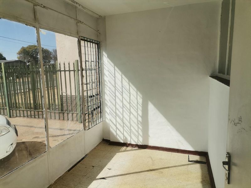 Neat 1 Bedroom Ground Floor Apartment To Let in Witpoortjie - Photo 6