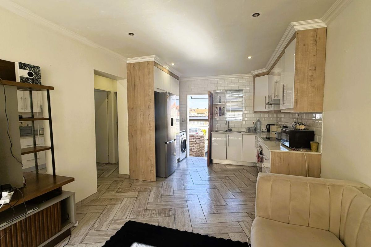 Charming Two-Bedroom Unit with private Garden - Photo 5