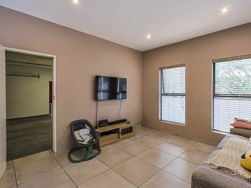 Modern, Solar-Powered 3 Bedroom Home in Sought-After Estate - Photo 10