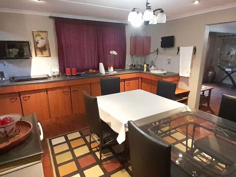 Sunford 4-Bedroom Haven: Perfect for Modern Family Living - Photo 7