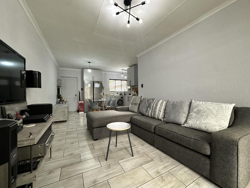 Extremely Well Priced 2 Bedroom Newly Renovated Home In Greenstone Hill For Sale - Photo 5