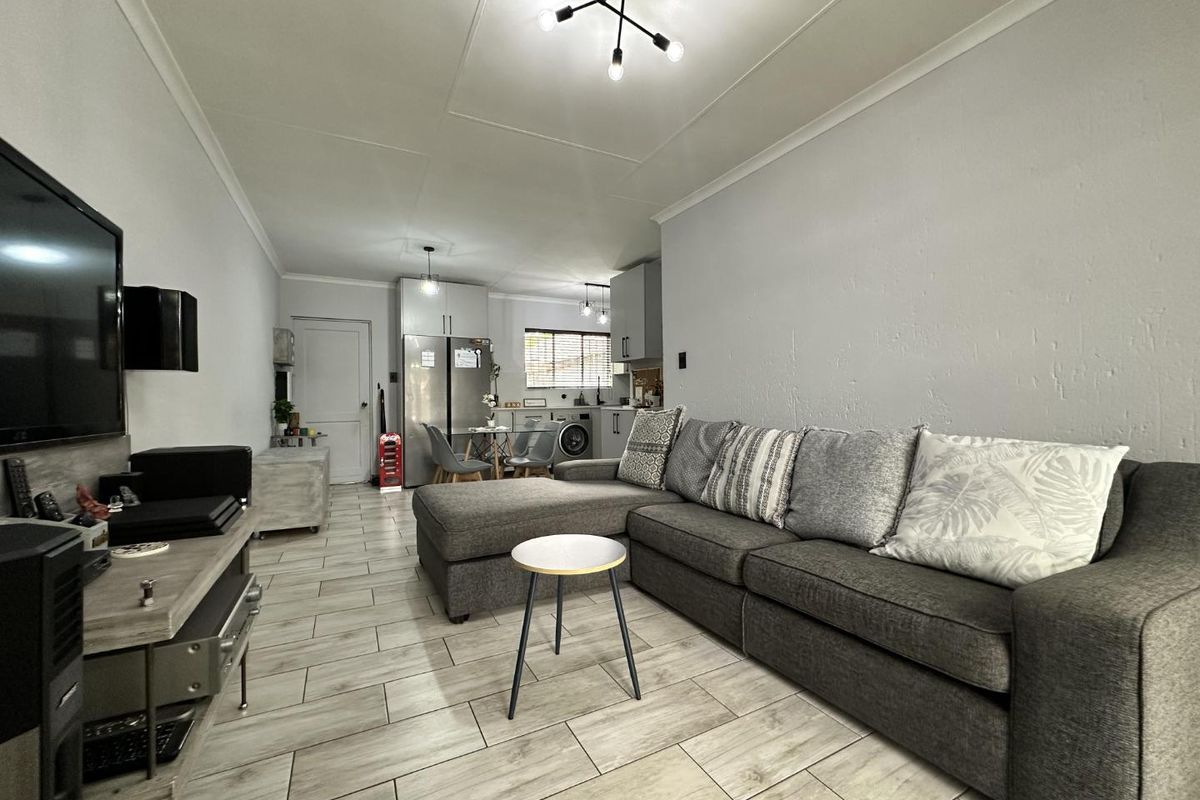 Extremely Well Priced 2 Bedroom Newly Renovated Home In Greenstone Hill For Sale - Photo 5