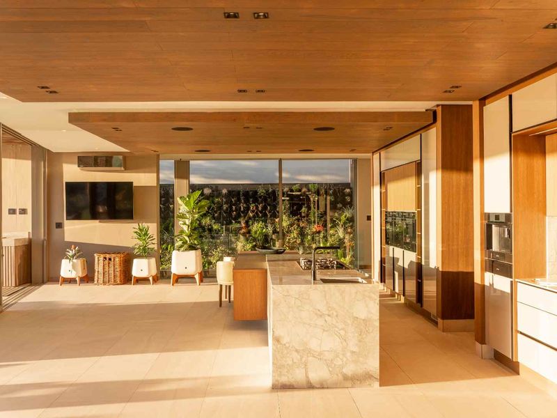 PINNACLE OF LUXURY LIVING - Photo 4