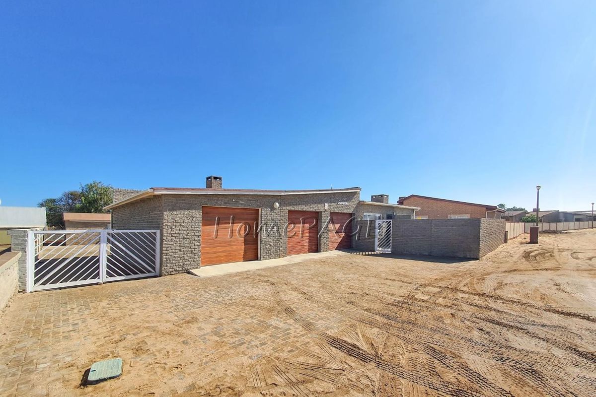 Ext 6, Henties Bay:  Neat rock face home in Spitzkoppe street with 2 flats - Photo 2