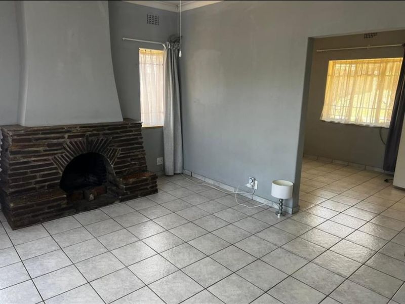 Home in a secure area with flatlet! - Photo 5