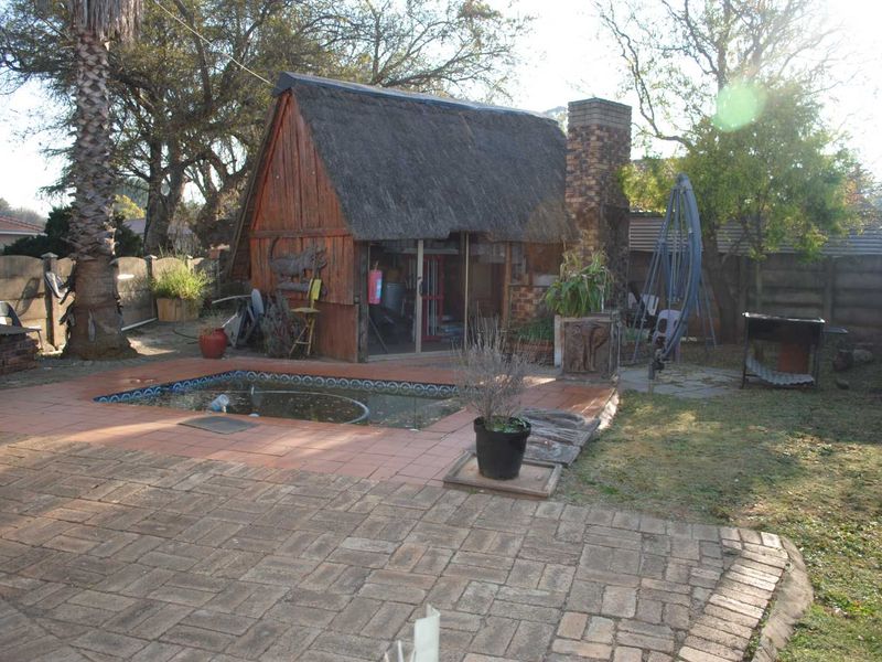 Spacious Home with Flatlet possibilities with pool lapa and 5kva inverter (Battery Backup) - Photo 5