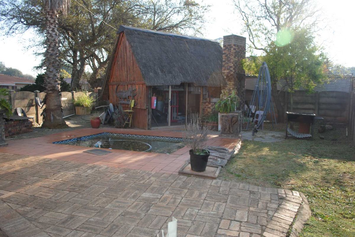 Spacious Home with Flatlet possibilities with pool lapa and 5kva inverter (Battery Backup) - Photo 5