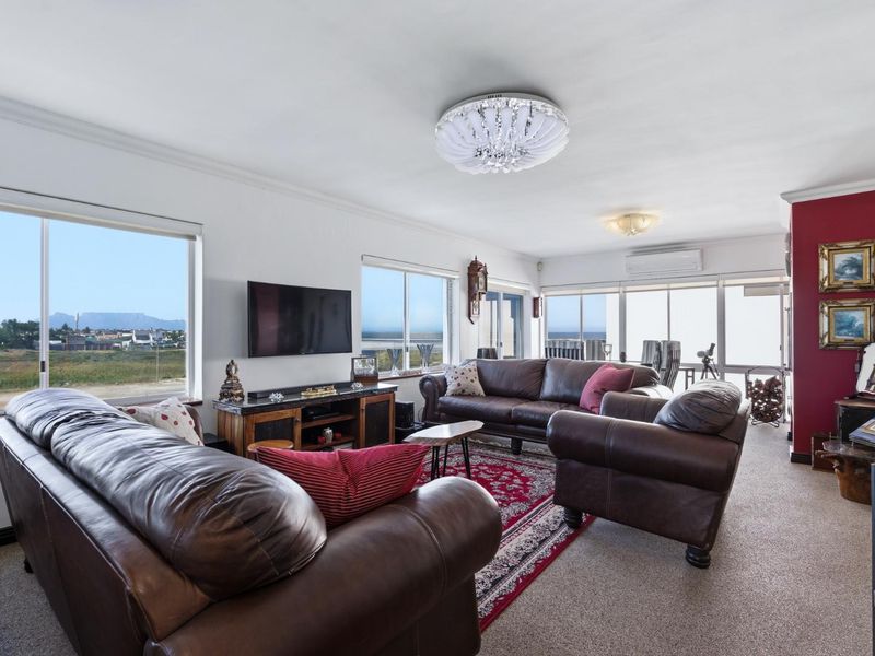 3 Bedrooms | Exceptional Space | Ocean & Mountain Outlook - Photo 5