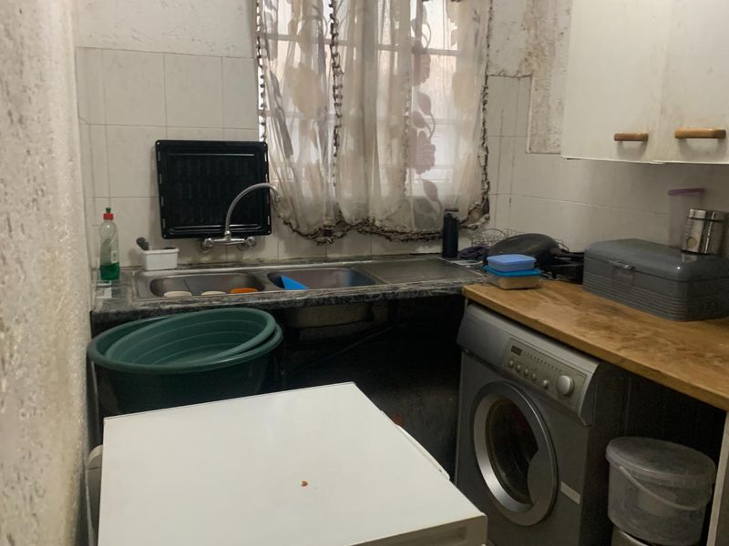 Charming 2-Bedroom Apartment for Sale in Vibrant Brixton - Photo 3