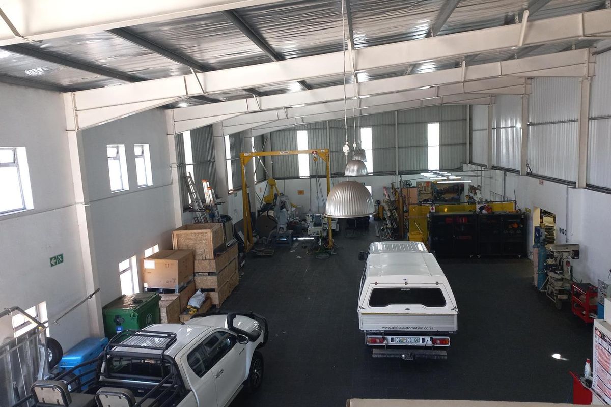 Free standing warehouse / operations premises, available immediately! - Photo 3