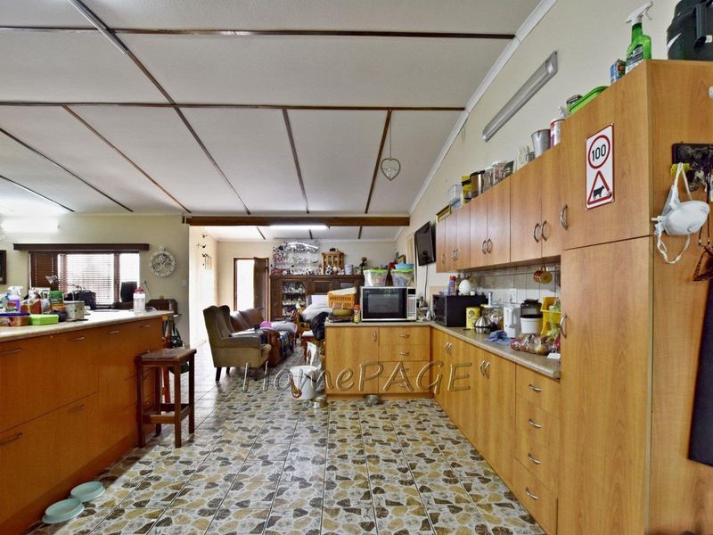 Central, Walvis Bay:  Corner Home with flat, loads of potential is for sale - Photo 6